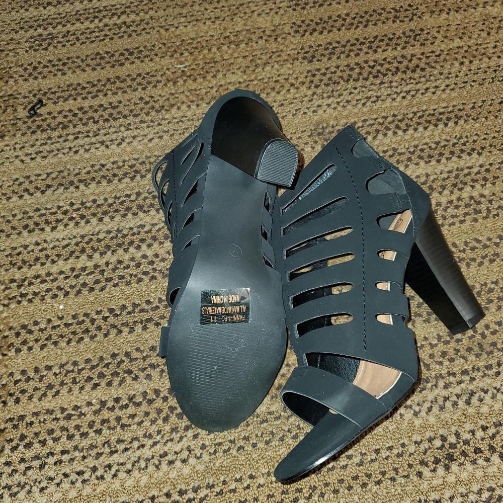 Sandals - Picture 3 of 4